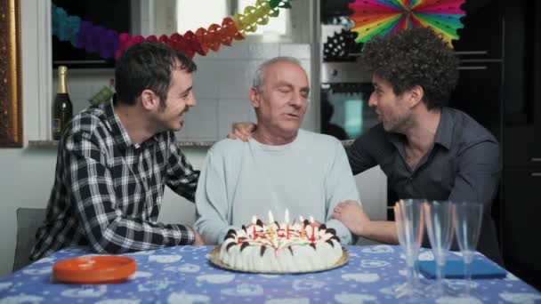 Velho Pai Soprando Nas Velas Seu Bolo Aniversário Com Seus — Vídeo de Stock