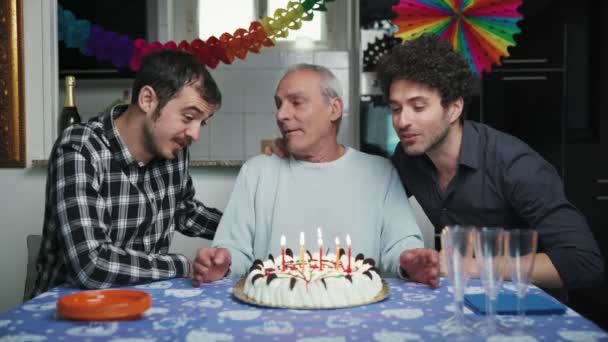 Feliz Pai Velho Sopra Velas Seu Bolo Aniversário Cercado Por — Vídeo de Stock