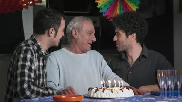 Usmívající Starý Otec Foukání Svíčky Jeho Narozeninový Dort Svými Syny — Stock video