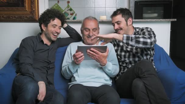 Starému Otci Pomáhají Dva Trpěliví Synové Při Používání Digitálních Tabletů — Stock video