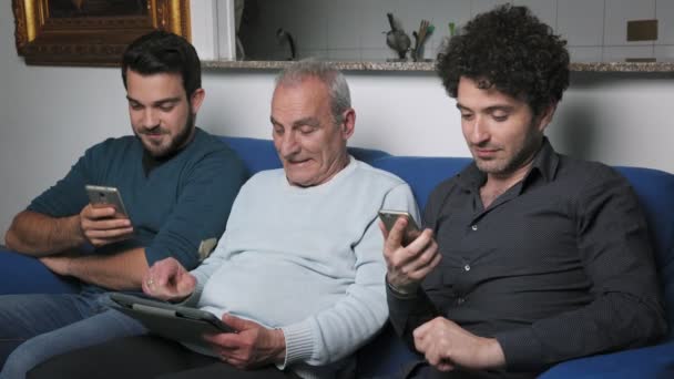 Portrét Starého Otce Dvěma Dětmi Sedícími Gauči Pomocí Tabletu Sma — Stock video