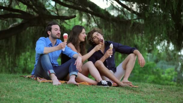 Três Jovens Saindo Parque Sorvete Verão Relaxar — Vídeo de Stock