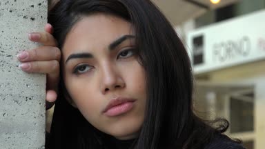 portresi üzgün ve depresyonda genç şirin Asyalı kadın-açık kapatmak  