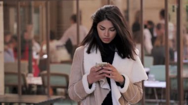 Seksi esmer portre tarih yazarak Smartphone sokakta duruldu.