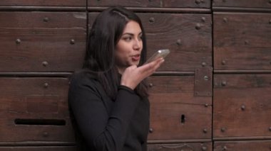 mutlu Sevimli Genç Filipinli kadın ile mikrofon kulaklık - telefon açık söz portresi kapatın