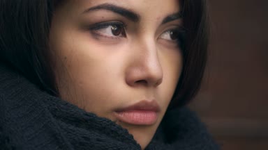 Güzel Asyalı kadın, üzgün ve düşünceli yakın çekim