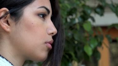 Güzel Asyalı kadın, üzgün ve düşünceli yakın çekim