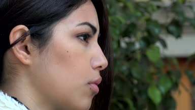 Güzel Asyalı kadın, üzgün ve düşünceli yakın çekim