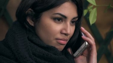 Yakın kadar güzel Filipin genç kadın konuşuyor telefonda gülümseyen