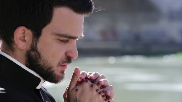 Primer Plano Retrato Perfil Del Joven Sacerdote Whie Orar Solo — Vídeos de Stock