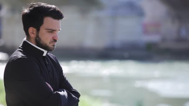 Jovem Padre Duvidoso Sozinho Contempla Rio — Vídeo de Stock