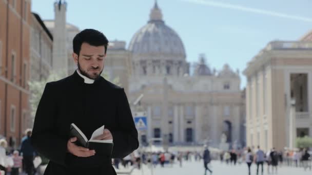 Jeune Prêtre Charmant Fait Défiler Les Évangiles Sourit Camera Saint — Video