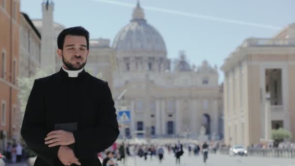 Retrato Del Joven Sacerdote Católico Sonriendo Cámara Fondo San Pedro — Vídeos de Stock