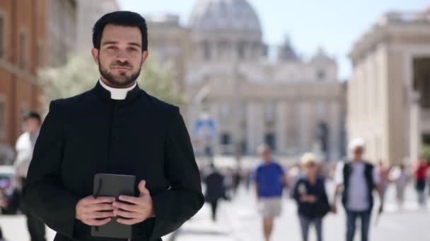 Beruhigender Und Friedlicher Priester Lächelt Die Kamera Vatikanische Stadt Hintergrund — Stockvideo