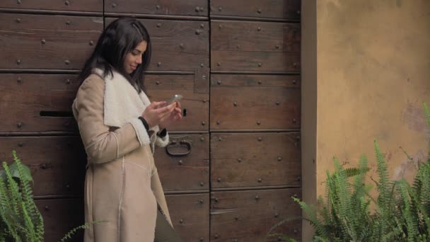 Ritratto Sorridente Elegante Asiatico Sms Sullo Smartphone Outdoor — Video Stock