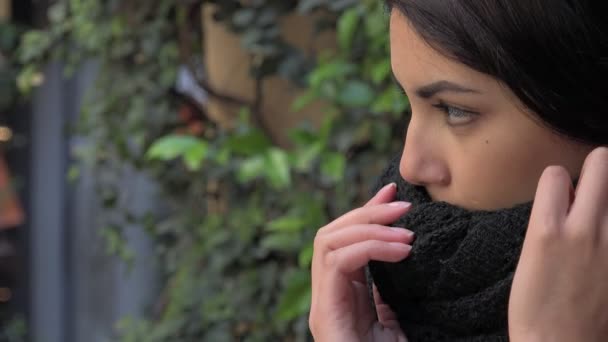Sad Kadar Yakın Düşünceli Güzel Genç Asyalı Kadın Eşarp Yüzüne — Stok video
