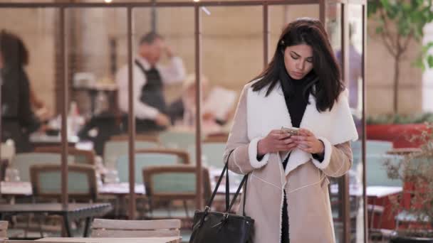Портрет Азиатской Бизнес Женщины Сосредоточенной Печатании Смартфоне Открытом Воздухе — стоковое видео