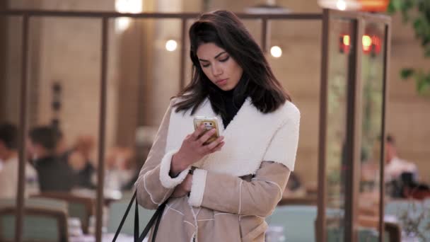 Portret Van Charmante Jonge Filippijnse Vrouw Texting Smartphone Stad Dag — Stockvideo