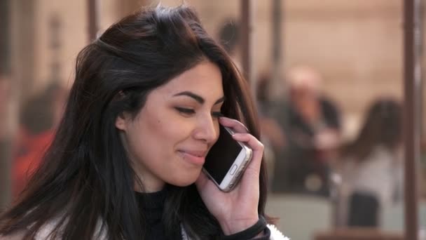 Portret Van Een Lachende Leuke Vrouw Praten Telefoon Close Buiten — Stockvideo