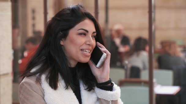 Şehrin Telefonda Konuşurken Gülümseyen Güzel Asyalı Kadın Odaklanmak — Stok video