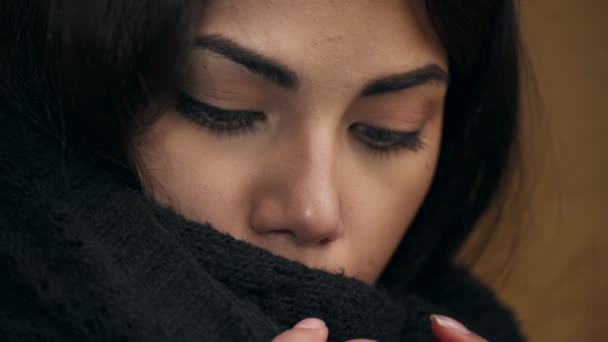 悲しいと思慮の美しいアジア女性をクローズ アップ — ストック動画