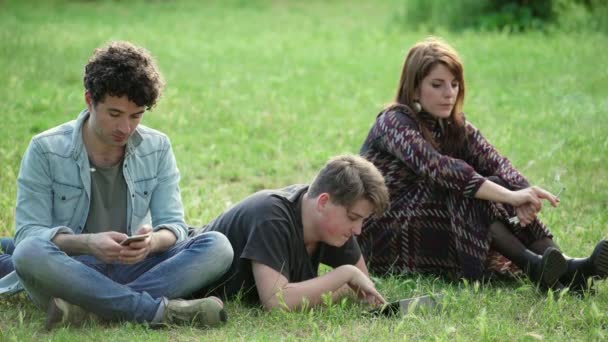 Retrato Tres Jóvenes Estudiantes Relajarse Césped Charlando Riendo Relajándose Parque — Vídeos de Stock