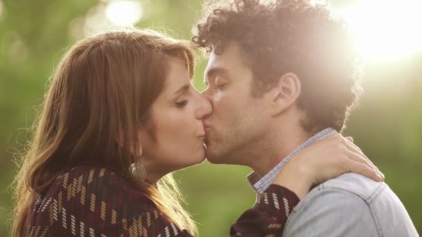 Jovem Casal Beijando Parque Hora Verão Romance Amor Doçura — Vídeo de Stock