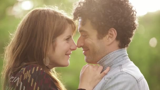 Mettre Accent Sur Couple Romantique Baisers Dans Fin Été Parc — Video