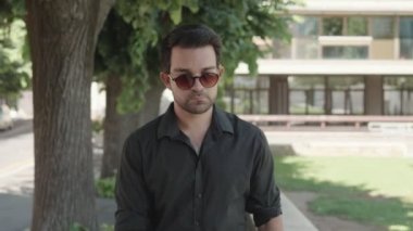 körlük yakın, sakatlık - genç kör adam sopa ile yardım yürüyor