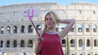 portre turist kadın alır Selfie fotoğraflar ile Smartphone - Roma, İtalya 
