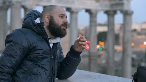 Porträtt Tankeväckande Ledsen Stilig Man Rökning Cigarett Rom Bakgrunden — Stockvideo