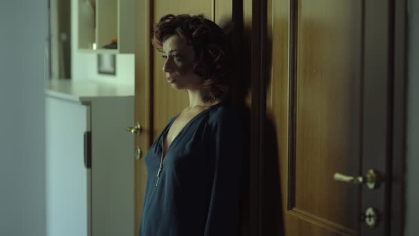 在黑暗中悲伤和沉思的女人的肖像 独自在家 — 图库视频影像