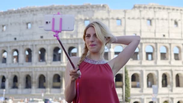 Retrato Mulher Turística Tira Fotos Selfie Com Smartphone Roma Itália — Vídeo de Stock