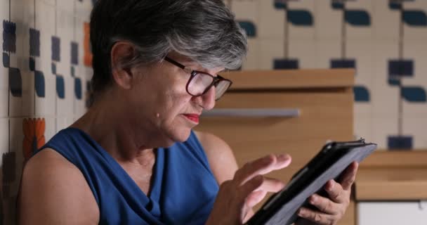 Perfil Mulher Velha Usando Seu Computador Tablet Indoor — Vídeo de Stock