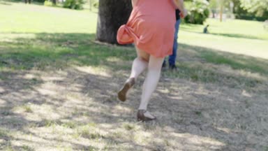Mutlu sarılmak arasında güzel çift park - yavaş hareket portresi