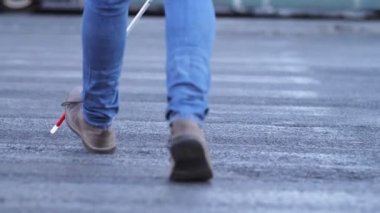 onun baston-slw hareketi ile sokakta geçerken Blind adamın bacak yakın