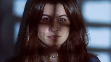 akıl hastalığı, şizofreni yakın - akıl hastası kadın karanlıkta ajite