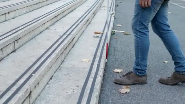 手順クローズ アップ建築障壁 ハンディキャップ 自律性の上を歩く盲目の男 — ストック動画