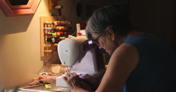 Портрет Пожилой Женщины Сосредоточенный Работе Швейной Машиной — стоковое видео