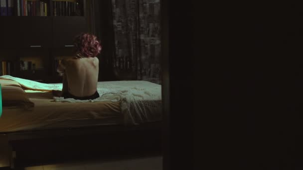 Sinnliche Frau Auf Dem Bett Zusammengerollt Einsamkeit Traurigkeit Warten — Stockvideo