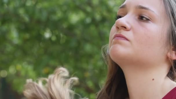 Retrato Cerca Mujer Joven Pensativa Triste Parque — Vídeo de stock