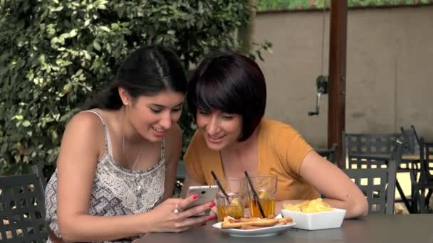 Retrato Mulheres Sorridentes Rindo Conversando Bar — Vídeo de Stock