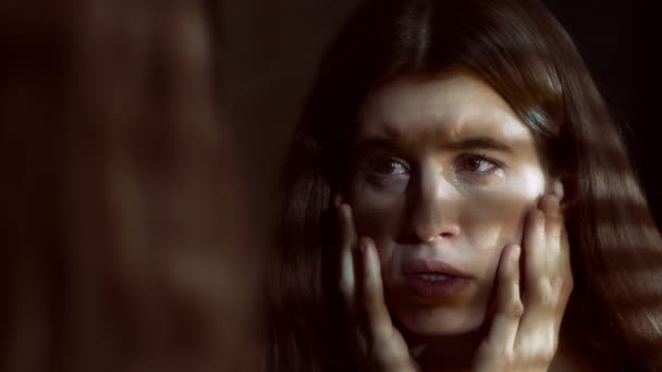 Aynaya Bakarak Ağlayan Depresif Güzel Kadın Yakın — Stok video