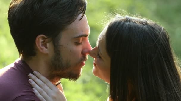 特写恋人甜蜜的吻在公园 — 图库视频影像