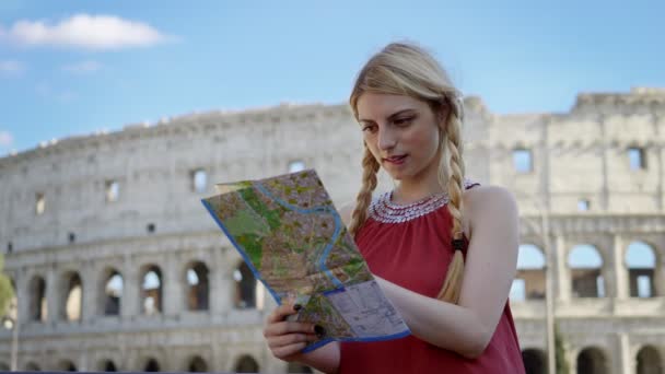 Porträtt Young Tourist Consulting Kartan Leende Colosseum Bakgrunden — Stockvideo