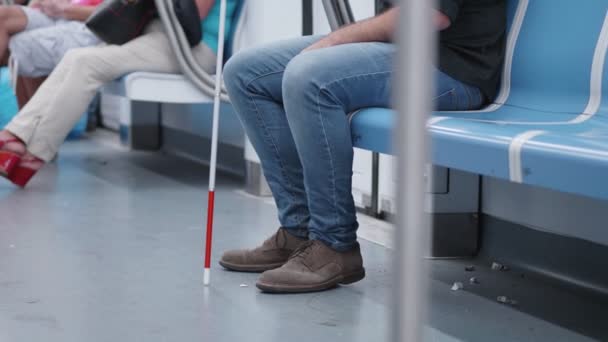 Foco Young Blind Homem Sentado Carruagem Metro — Vídeo de Stock