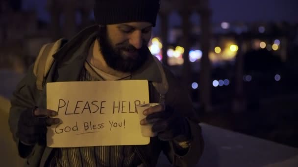 Retrato Sorriso Mendigo Mostra Seu Cartaz Câmara Roma Noite Fundo — Vídeo de Stock