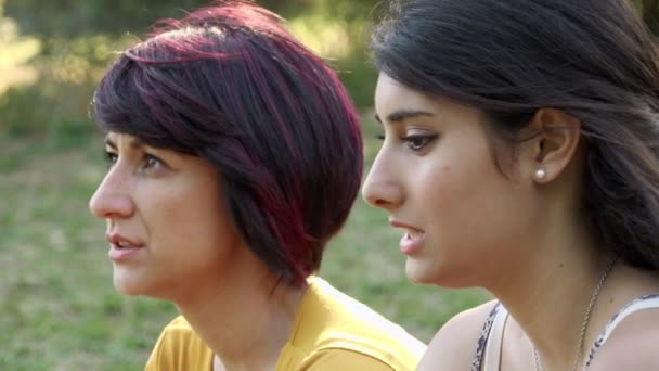 Närbild Två Kvinnor Chattar Park Hona Medverkan — Stockvideo