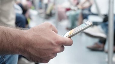 metro vagonu-yakından Smartphone'da yazarak erkek eli