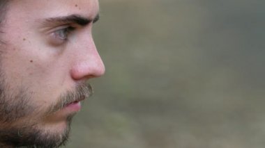 yakışıklı adam üzgün ve dalgın profili